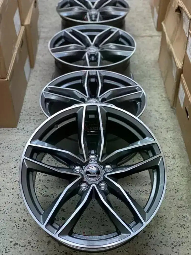 Llantas Deportivas Estilo Volkswagen de Cinco Radios Dobles – Gris Grafito