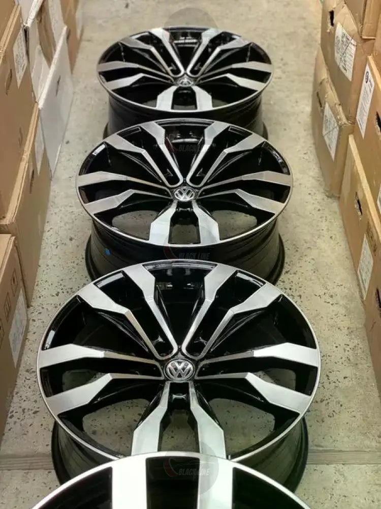 Llantas Deportivas Estilo Volkswagen de Cinco Radios Dobles – Negro Brillo y Plata