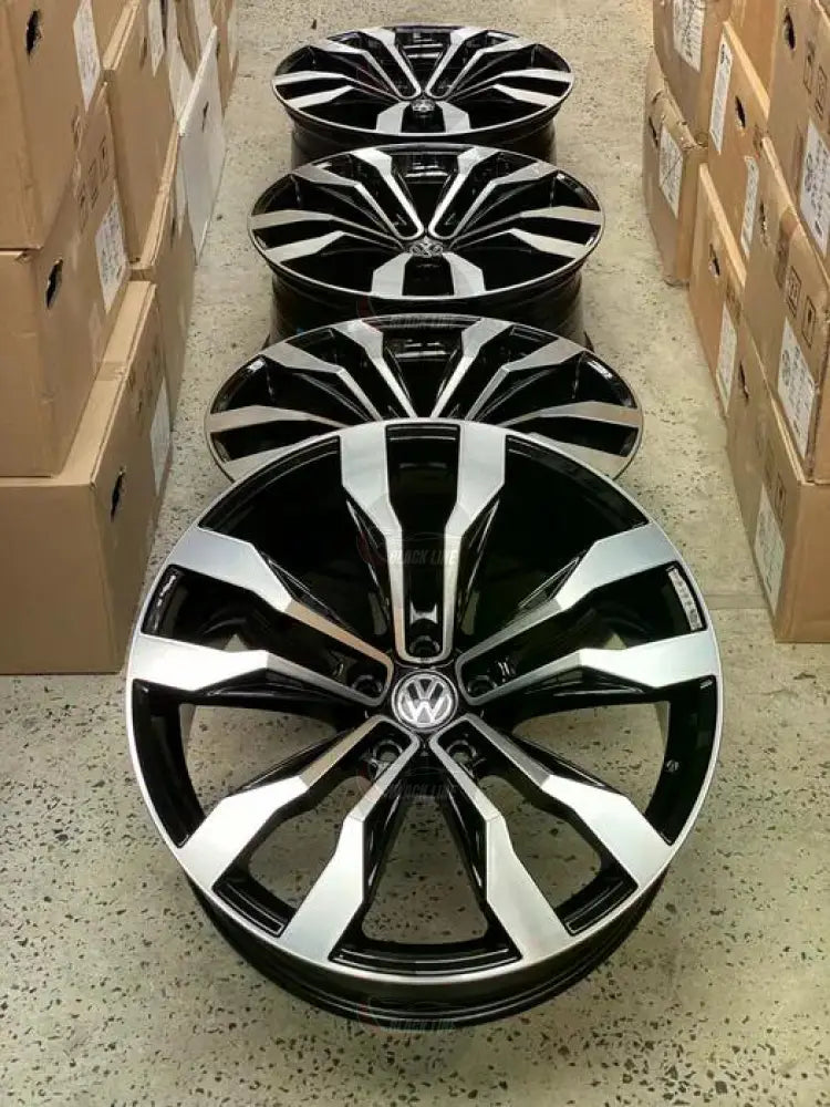 Llantas Deportivas Estilo Volkswagen de Cinco Radios Dobles – Negro Brillo y Plata