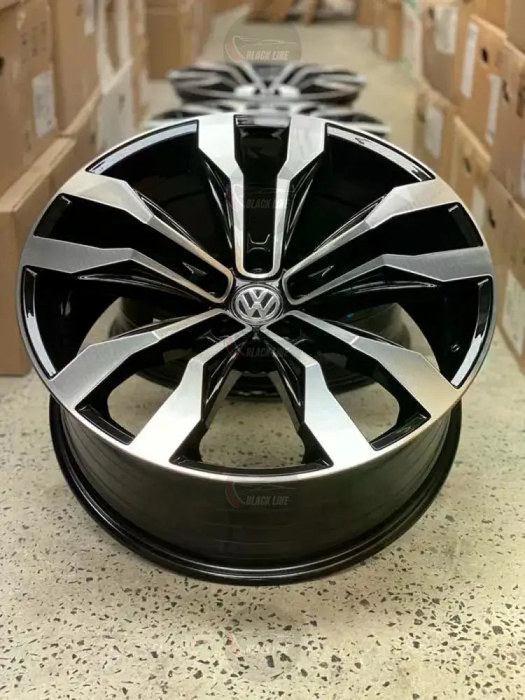 Llantas Deportivas Estilo Volkswagen de Cinco Radios Dobles – Negro Brillo y Plata