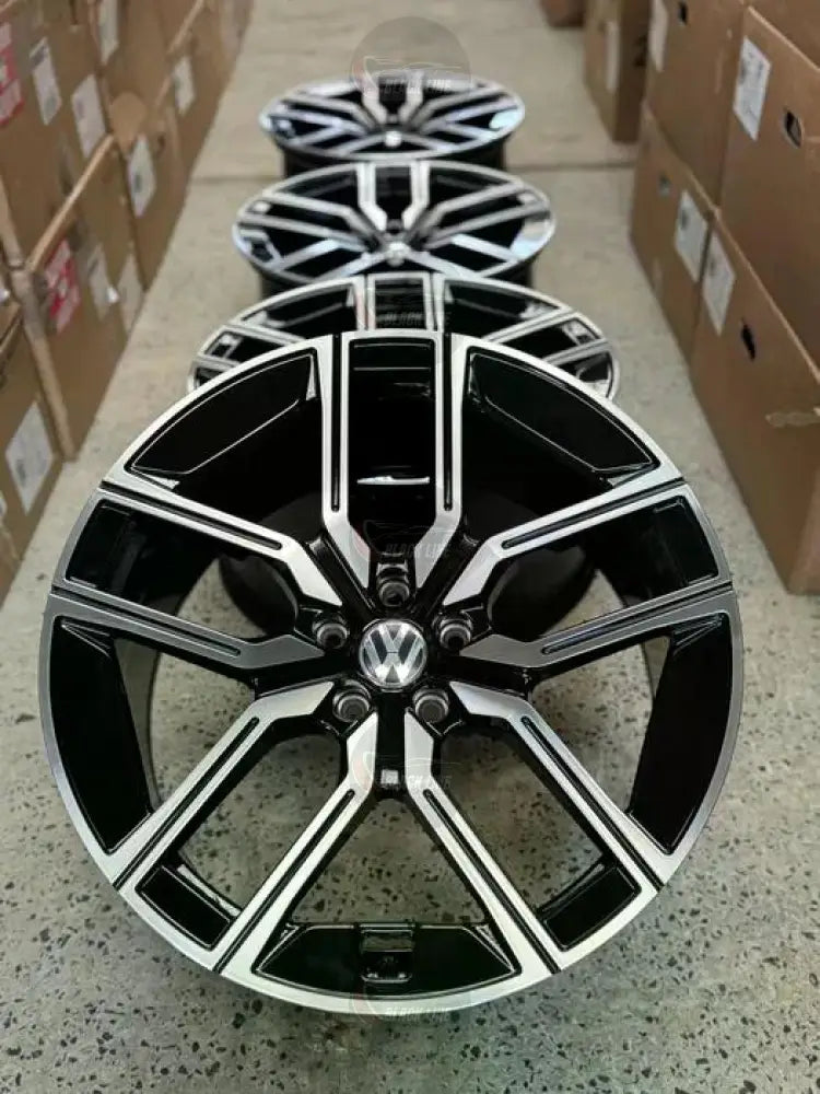 Llantas Deportivas Estilo Volkswagen de Cinco Radios Dobles – Negro y Plata