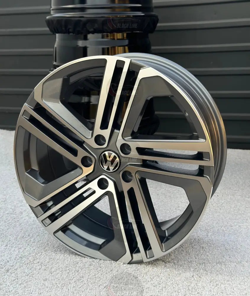 Llantas Deportivas Estilo Volkswagen de Cinco Radios Dobles – Negro y Plata