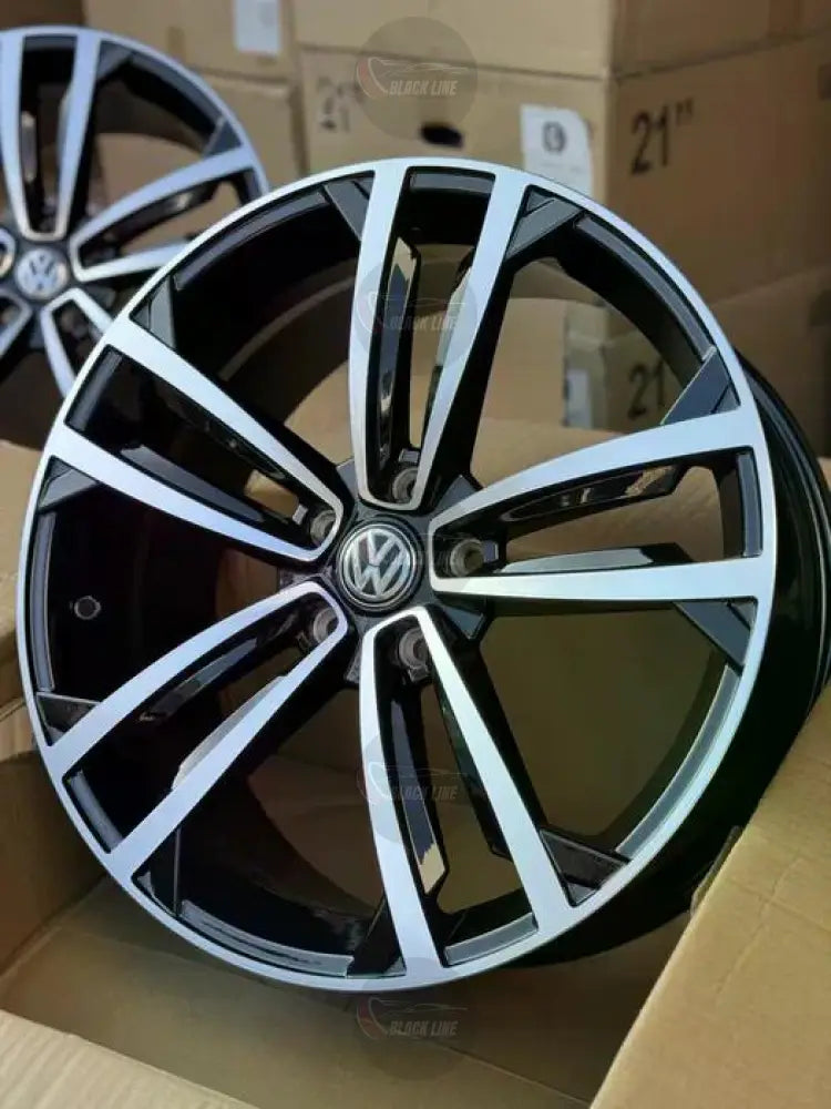 Llantas Deportivas Estilo Volkswagen de Cinco Radios Dobles – Negro y Plata