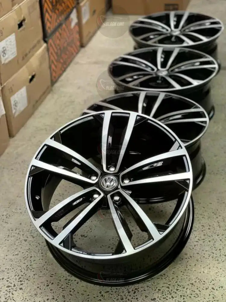 Llantas Deportivas Estilo Volkswagen de Cinco Radios Dobles – Negro y Plata