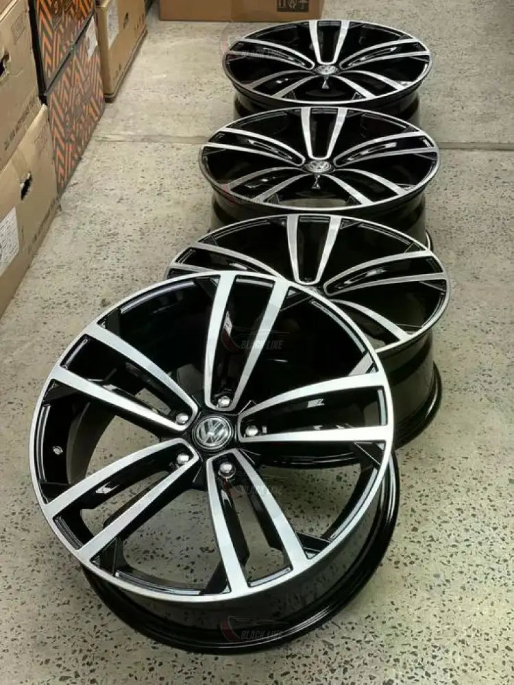 Llantas Deportivas Estilo Volkswagen de Cinco Radios Dobles – Negro y Plata