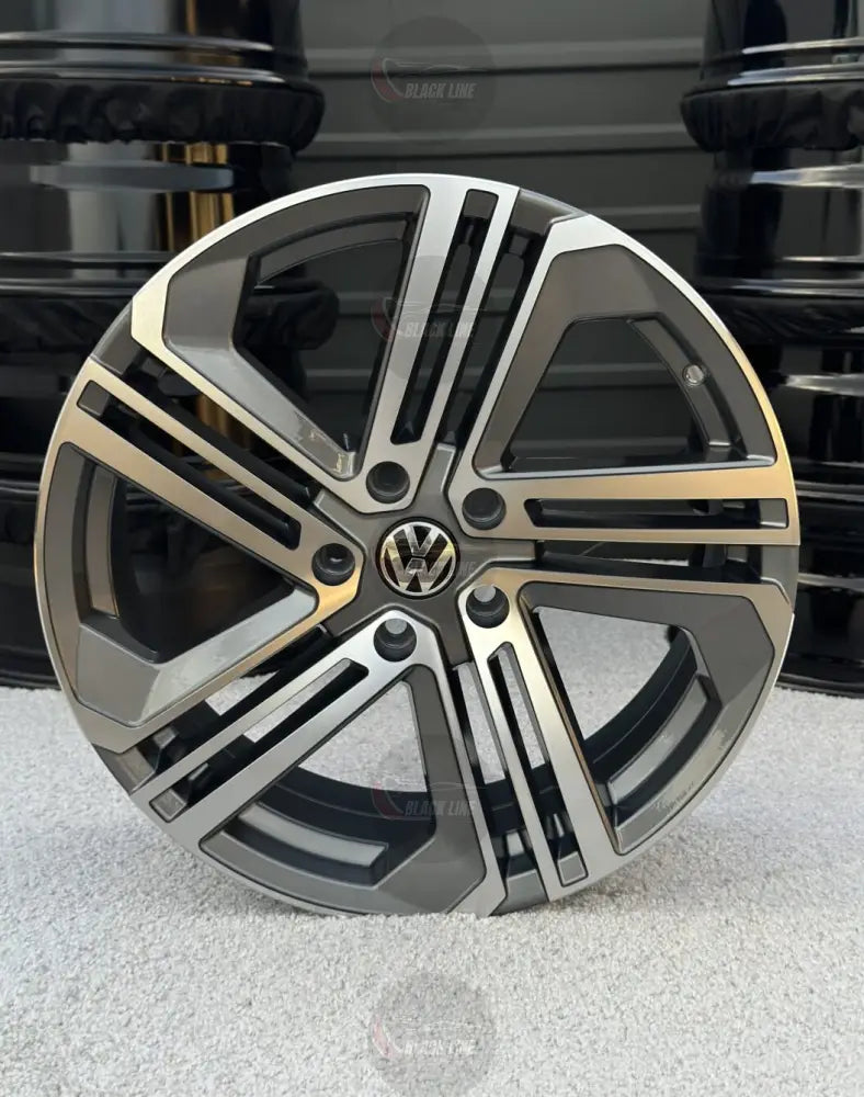 Llantas Deportivas Estilo Volkswagen de Cinco Radios Dobles – Negro y Plata