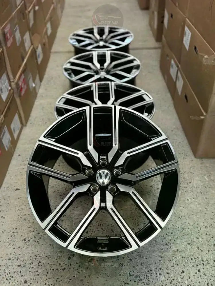 Llantas Deportivas Estilo Volkswagen de Cinco Radios Dobles – Negro y Plata