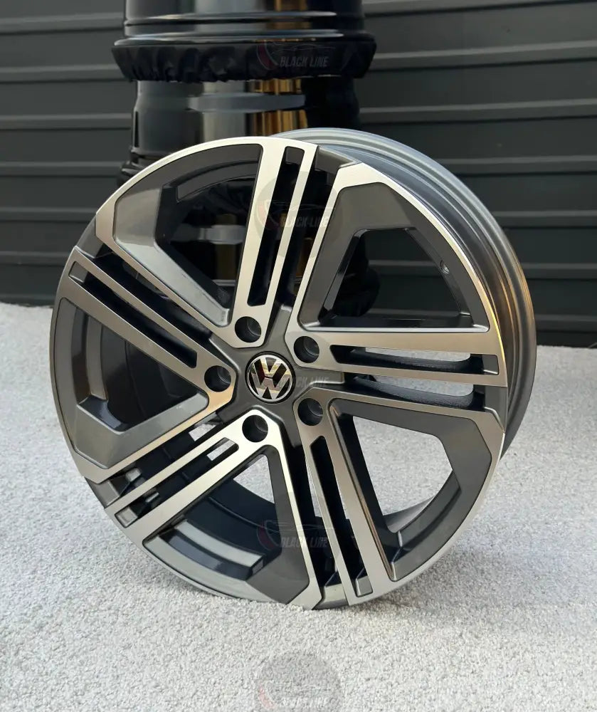 Llantas Deportivas Estilo Volkswagen de Cinco Radios Dobles – Negro y Plata