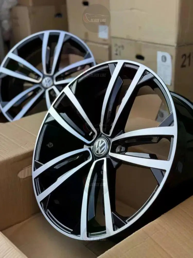 Llantas Deportivas Estilo Volkswagen de Cinco Radios Dobles – Negro y Plata