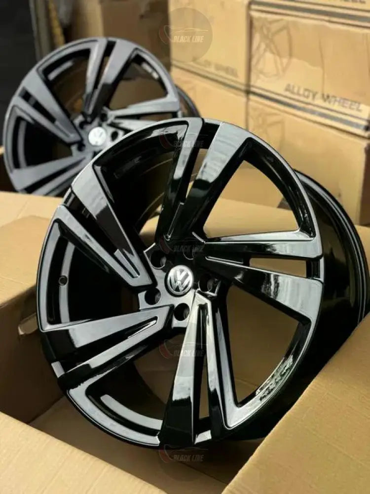 Llantas Deportivas Estilo Volkswagen de Cinco Radios Dobles – Negro y Plata