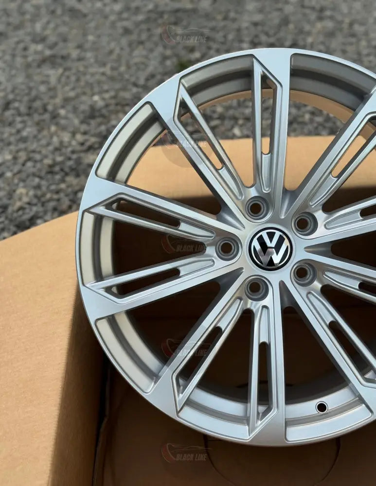 Llantas Deportivas Estilo Volkswagen de Cinco Radios Dobles – Plata