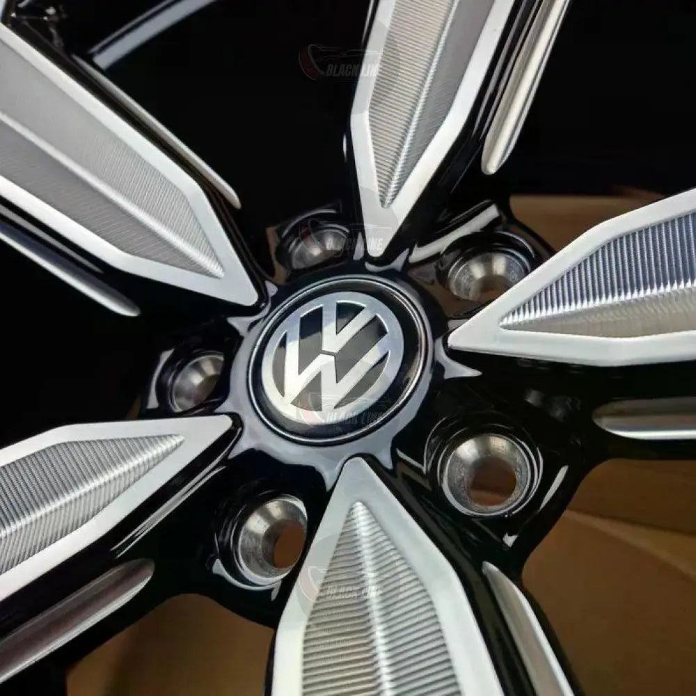 Llantas Deportivas Estilo Volkswagen de Cinco Radios – Negro y Plata