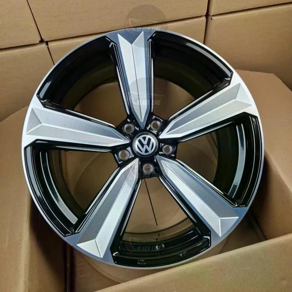 Llantas Deportivas Estilo Volkswagen de Cinco Radios – Negro y Plata