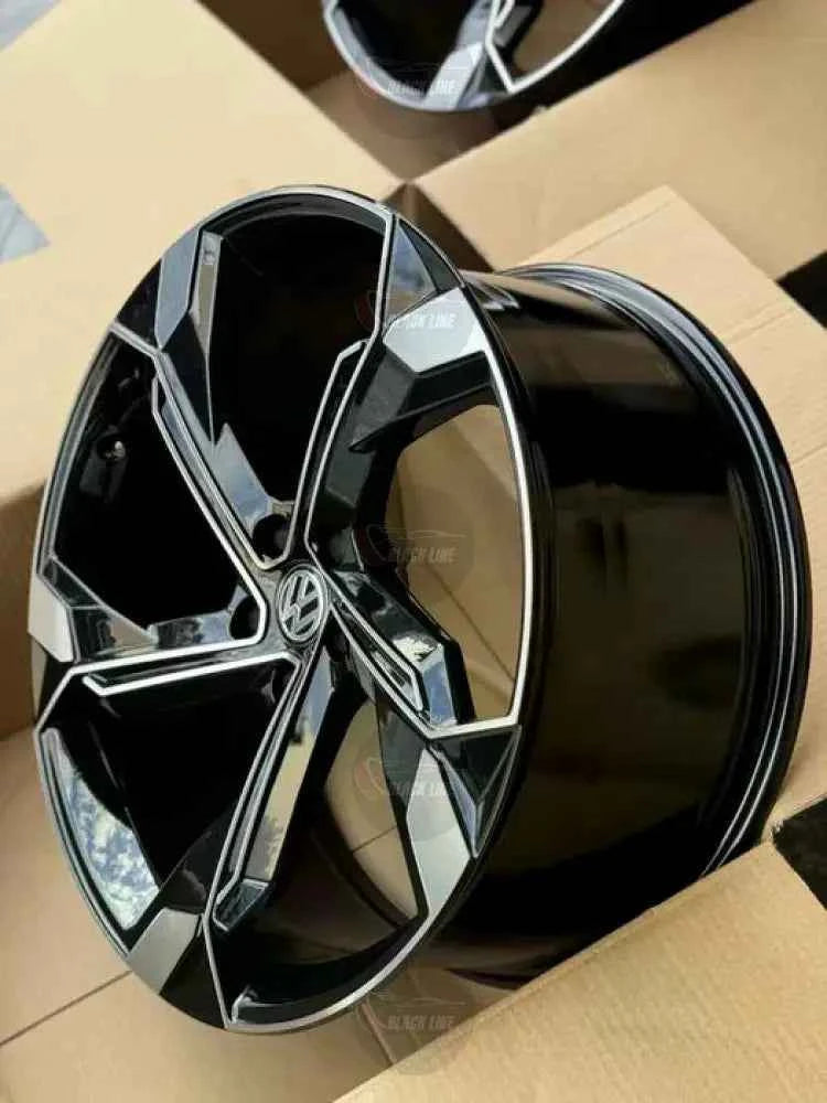 Llantas Deportivas Estilo Volkswagen de Cinco Radios Turbina – Negro y Plata