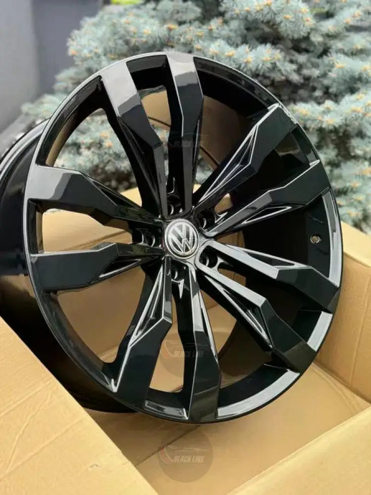 Llantas Deportivas Estilo Volkswagen de Cinco Radios Turbina – Negro y Plata