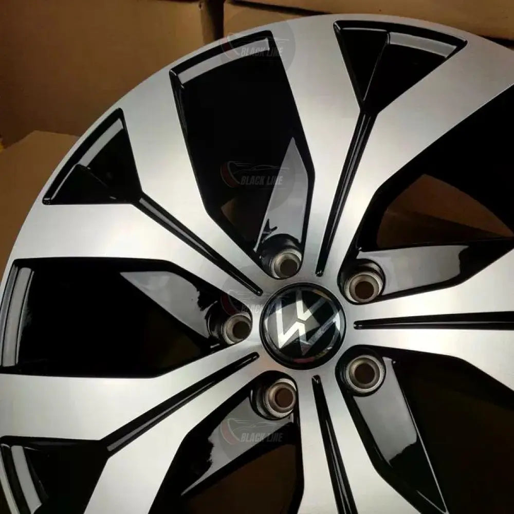 Llantas Deportivas Estilo Volkswagen de Cinco Radios Turbina – Negro y Plata