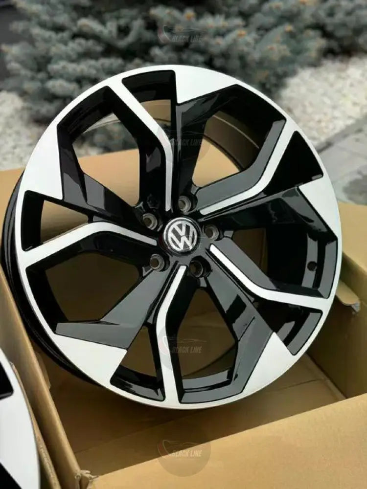Llantas Deportivas Estilo Volkswagen de Cinco Radios Turbina – Negro y Plata