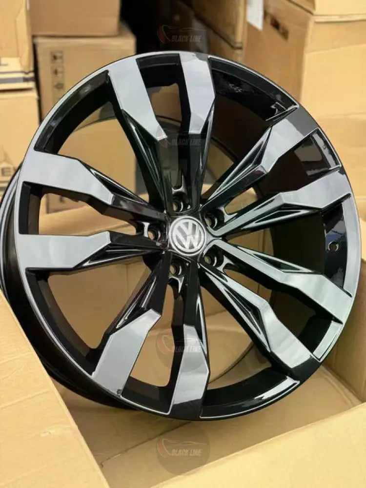 Llantas Deportivas Estilo Volkswagen de Cinco Radios Turbina – Negro y Plata