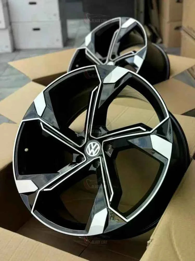 Llantas Deportivas Estilo Volkswagen de Cinco Radios Turbina – Negro y Plata