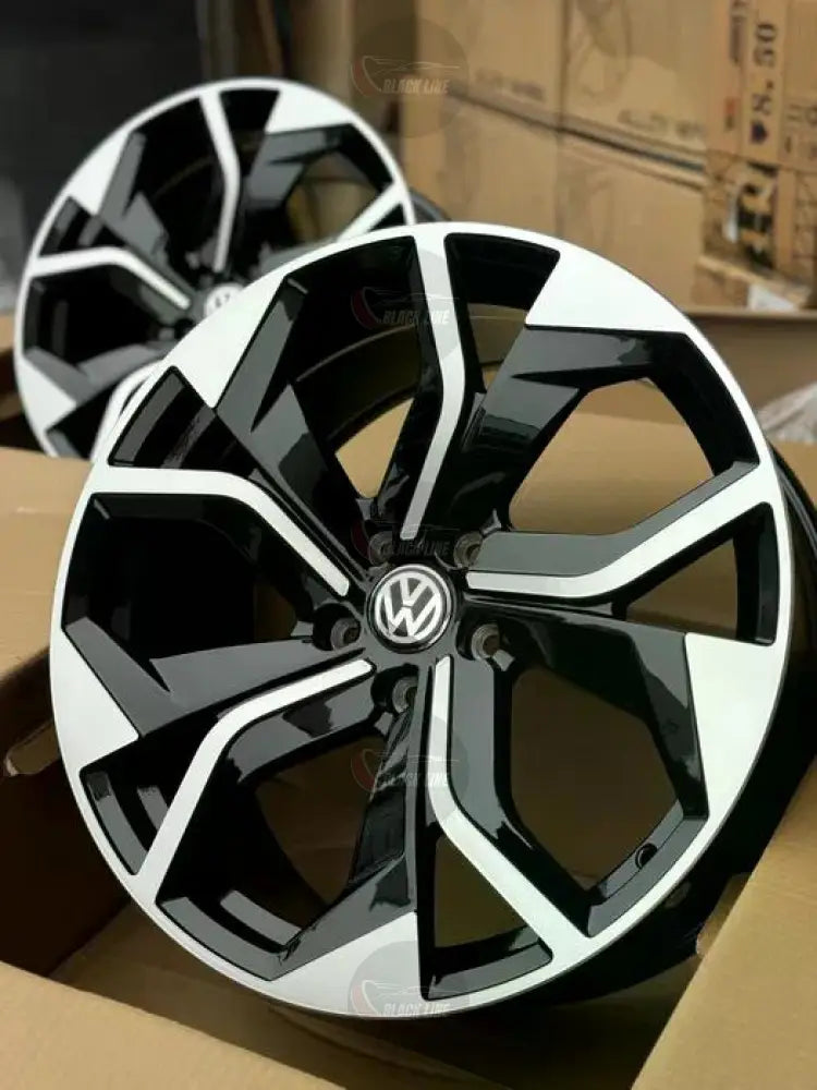 Llantas Deportivas Estilo Volkswagen de Cinco Radios Turbina – Negro y Plata