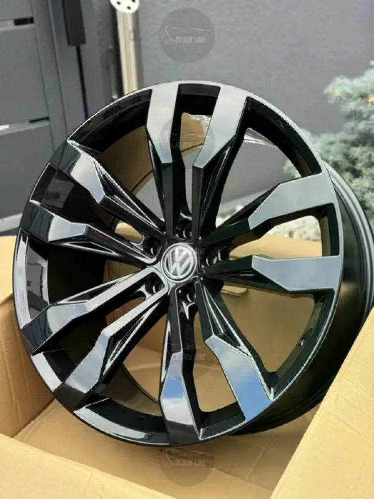Llantas Deportivas Estilo Volkswagen de Cinco Radios Turbina – Negro y Plata