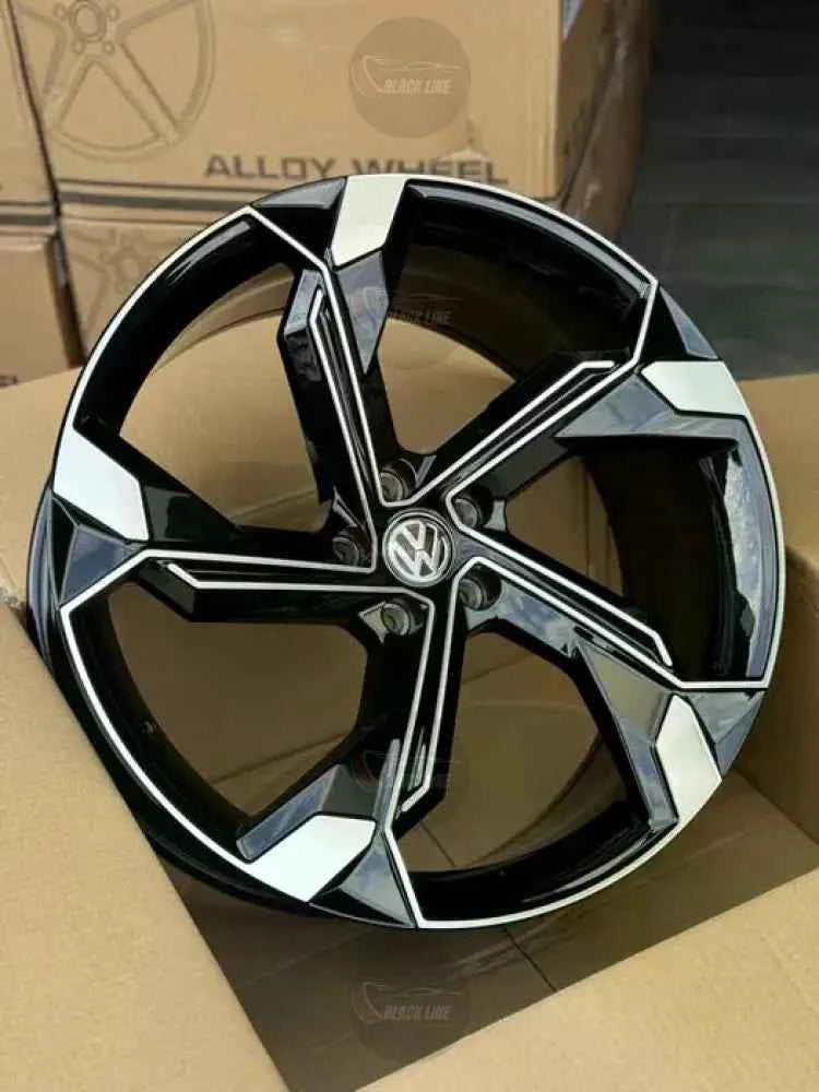 Llantas Deportivas Estilo Volkswagen de Cinco Radios Turbina – Negro y Plata