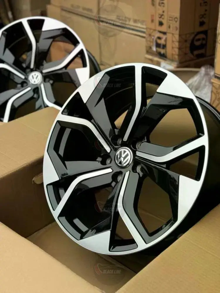 Llantas Deportivas Estilo Volkswagen de Cinco Radios Turbina – Negro y Plata