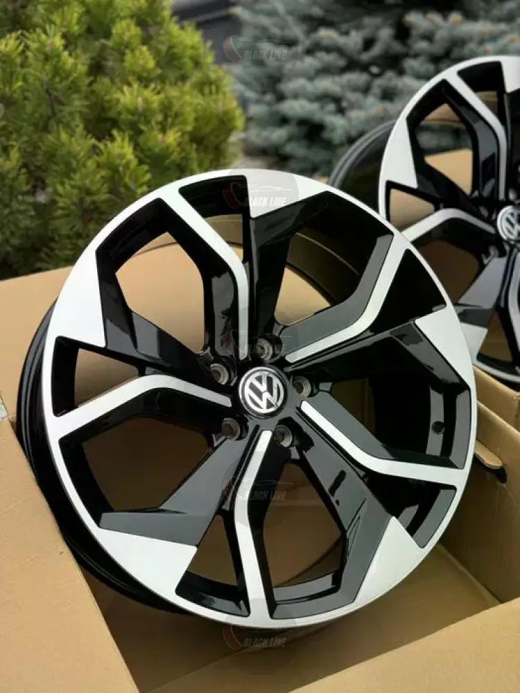Llantas Deportivas Estilo Volkswagen de Cinco Radios Turbina – Negro y Plata
