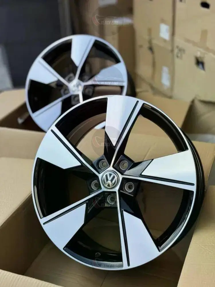 Llantas Deportivas Estilo Volkswagen de Cinco Radios Turbina – Negro y Plata