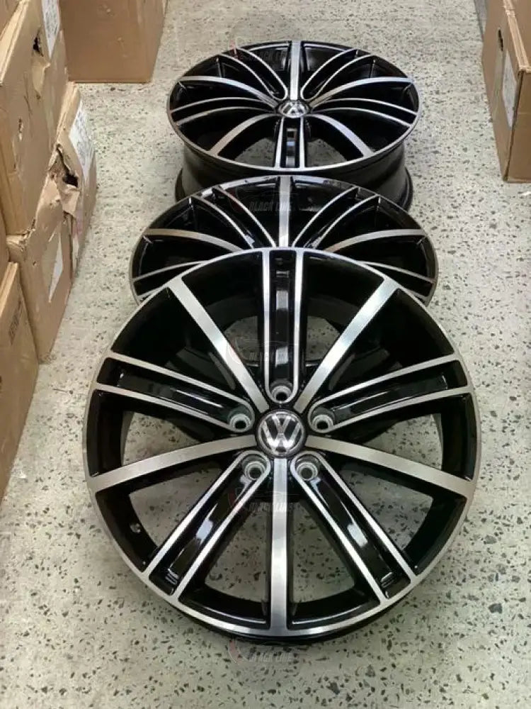 Llantas Deportivas Estilo Volkswagen Multirradio Fino – Negro y Plata
