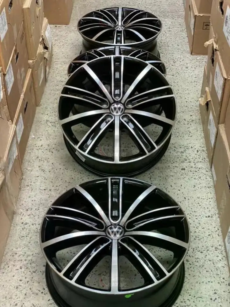 Llantas Deportivas Estilo Volkswagen Multirradio Fino – Negro y Plata
