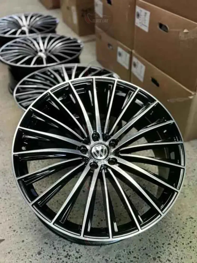 Llantas Estilo Volkswagen Multirradio en Negro y Plata – Diseño Radial Elegante