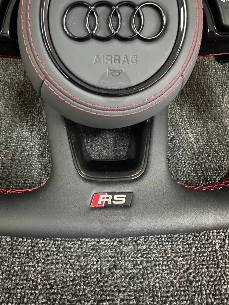Volante Audi RS Deportivo en Negro Perforado con Levas Multifunción y Costuras Rojas