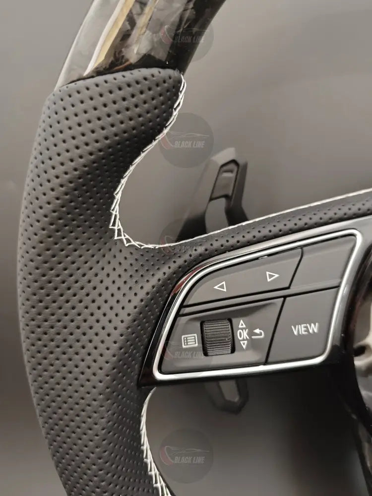 Volante Audi RS Performance en Fibra de Carbono Cuero Perforado con Costuras Blancas Levas y Multifunción