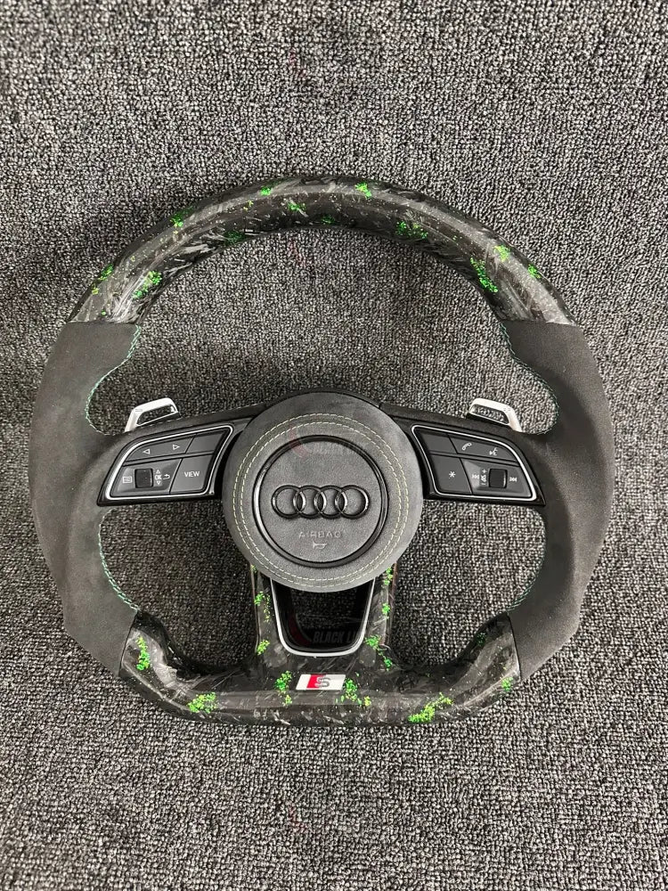 Volante Audi S deportivo en fibra de carbono forjada con detalles verdes Alcántara y airbag incluido