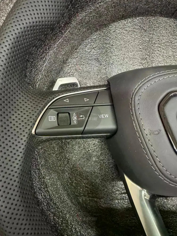 Volante Audi S Line en Cuero Negro Perforado con Levas Multifunción y Acabado Plateado