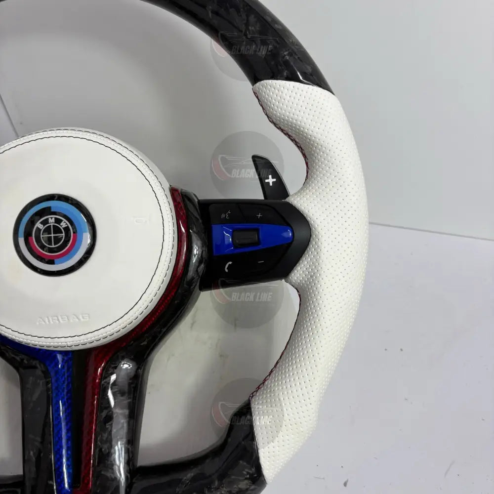 Volante BMW M Performance en Fibra de Carbono y Cuero Blanco Perforado con Levas M1/M2 y Multifunción