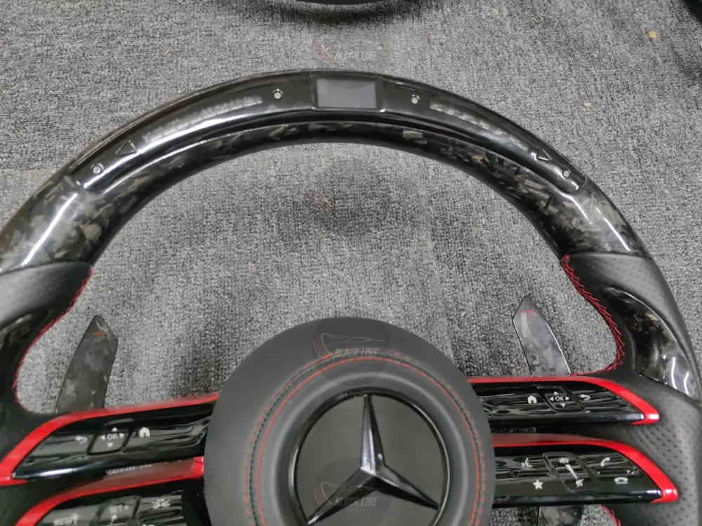 Volante Mercedes-AMG de Carbono Forjado con Pantalla LED Cuero Perforado y Detalles Rojos