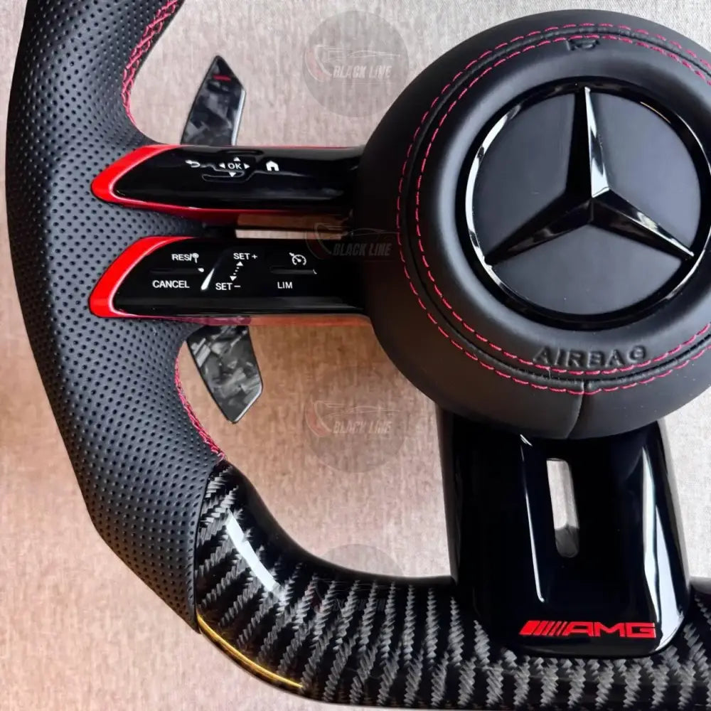Volante Mercedes-AMG Carbono | Cuero Perforado Costuras Rojas y Levas de Carbono