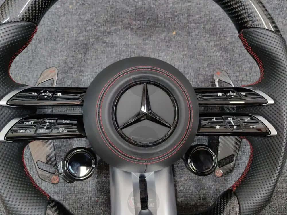 Volante Mercedes-AMG Deportivo en Carbono y Cuero Perforado | Fondo Plano Mandos Giratorios Levas y Airbag
