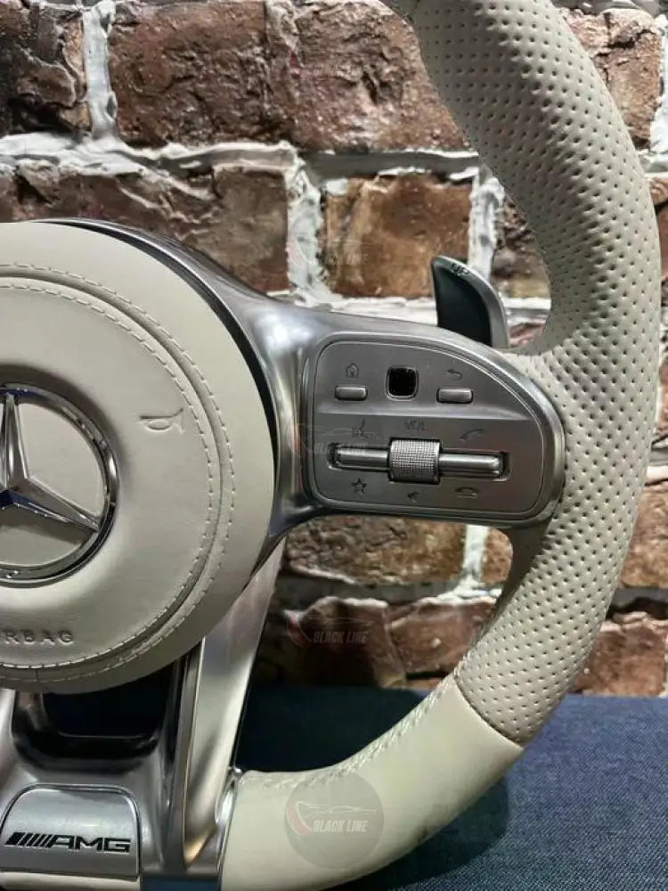 Volante Mercedes-AMG en Cuero Beige Perforado con Levas Multifunción y Acabado Metálico