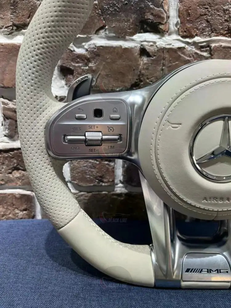 Volante Mercedes-AMG en Cuero Beige Perforado con Levas Multifunción y Acabado Metálico