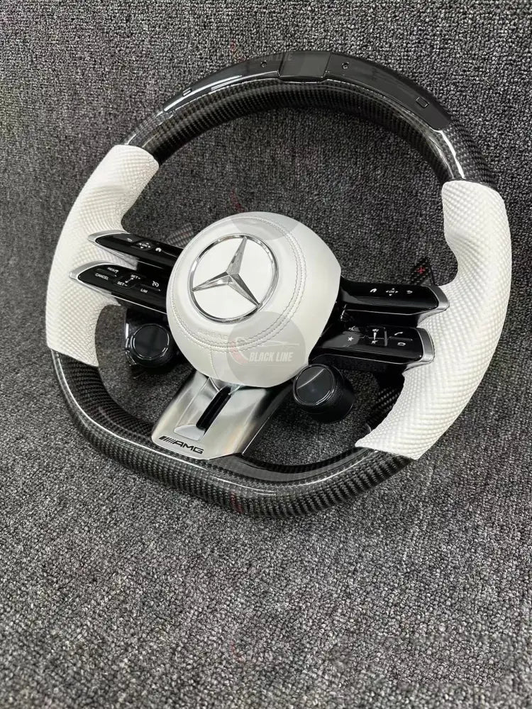 Volante Mercedes-AMG Deportivo en Fibra de Carbono y Cuero Blanco Perforado | Display LED Levas de Carbono Controles