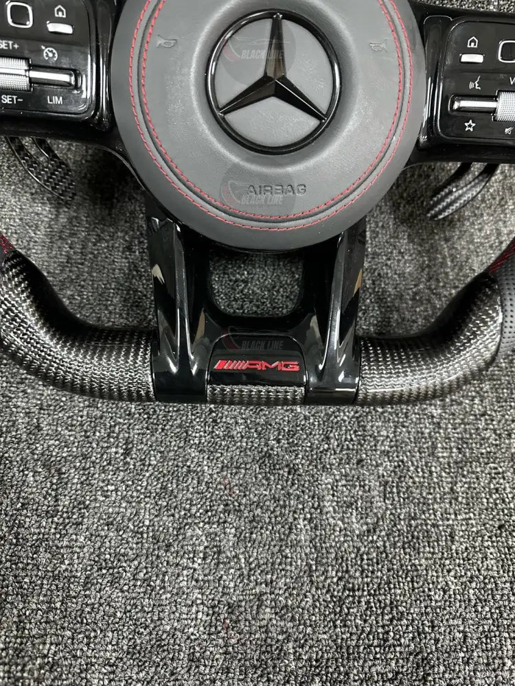 Volante Mercedes-AMG Deportivo en Fibra de Carbono y Piel Perforada | Costuras Rojas Marcador Central Levas y Mandos