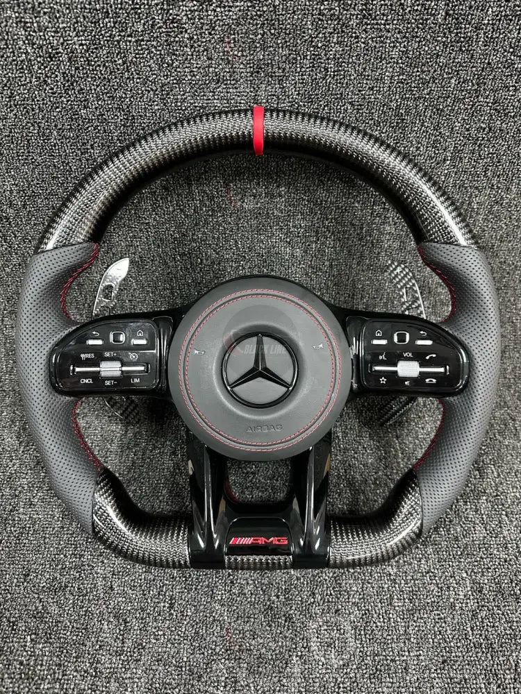 Volante Mercedes-AMG Deportivo en Fibra de Carbono y Piel Perforada | Costuras Rojas Marcador Central Levas y Mandos