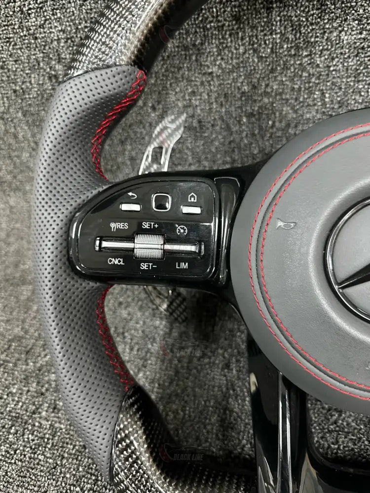 Volante Mercedes-AMG Deportivo en Fibra de Carbono y Piel Perforada | Costuras Rojas Marcador Central Levas y Mandos