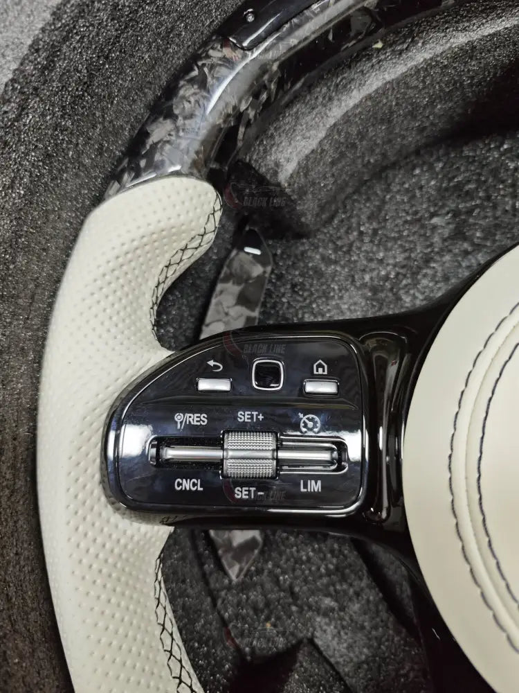 Volante Mercedes-AMG Performance Blanco | Cuero Perforado Carbono y Display LED