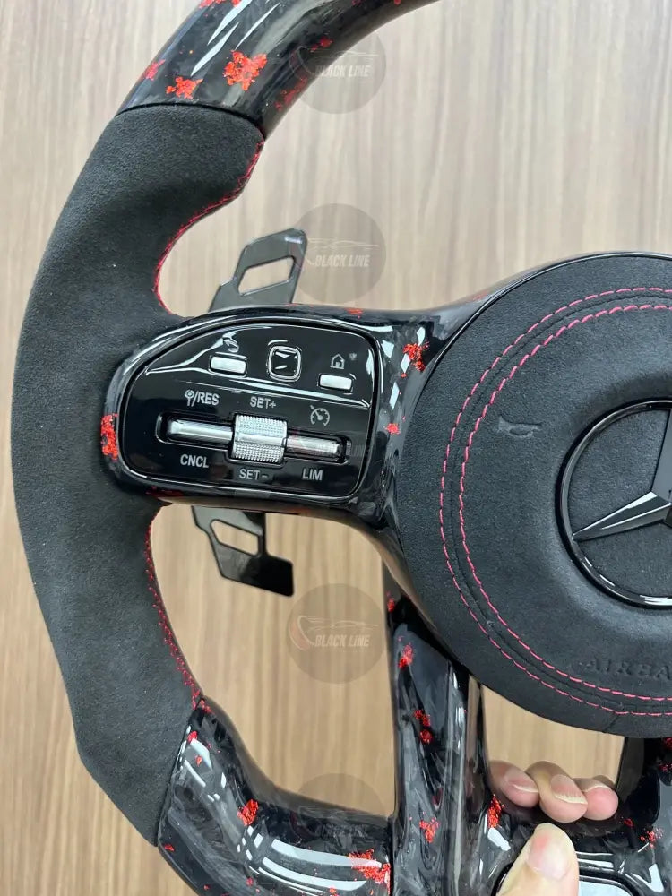 Volante Mercedes-AMG Performance en Carbono Negro con Detalles Rojos Microfibra Pantalla LED Levas y Multifunción