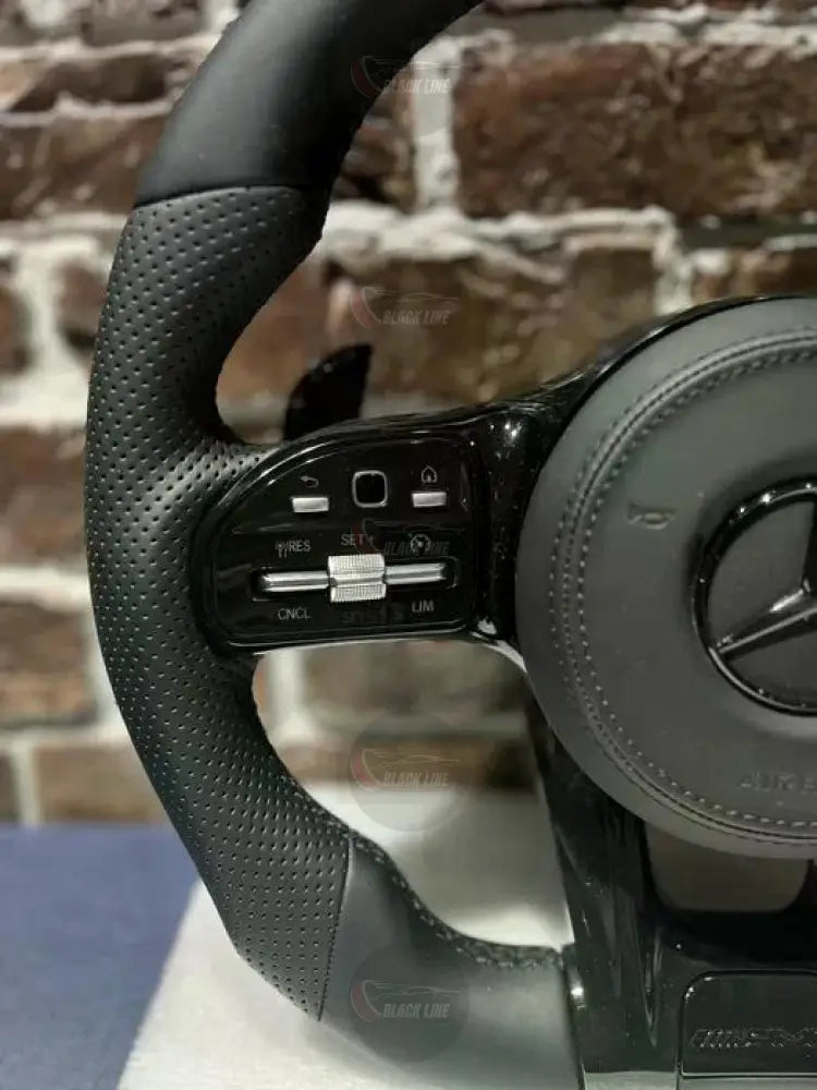 Volante Mercedes-AMG Performance en Cuero Negro Perforado con Levas Multifunción y Detalles AMG