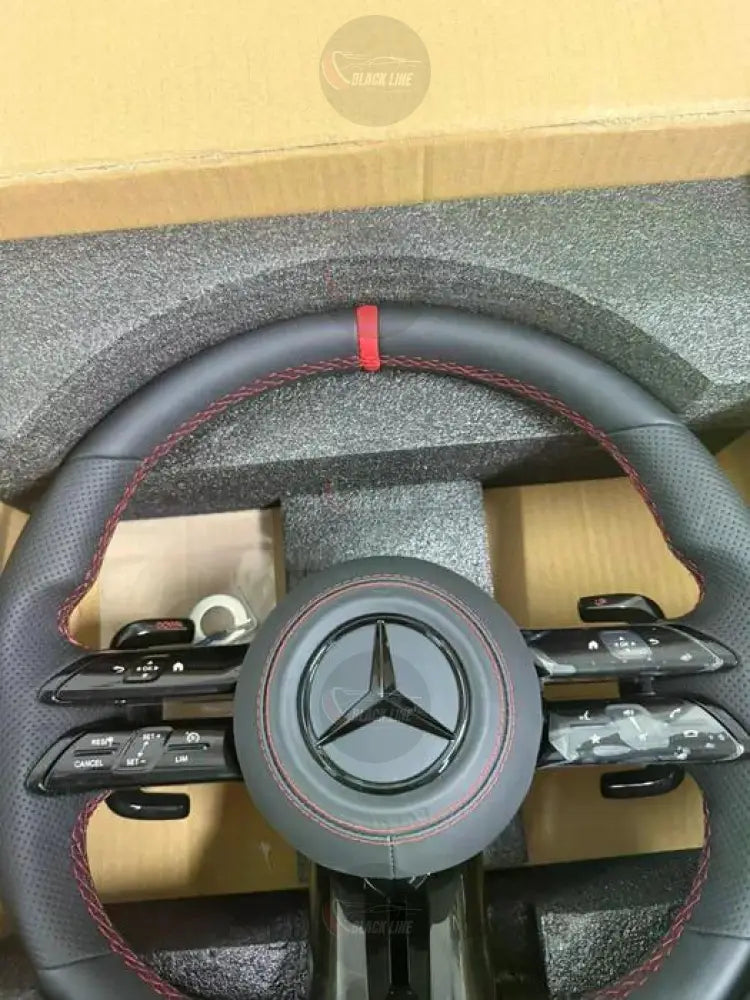 Volante Mercedes-AMG Performance en Cuero Negro Perforado con Levas Multifunción y Costuras Rojas